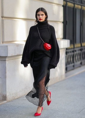 Sara Sampaio – 2023 La Maison Vivier Fashion Show in Paris