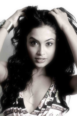 Sarah-Jane Dias  pic #590066
