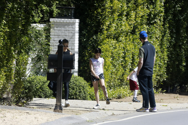 Sarah Michelle Gellar, her husband and kids are seen in Los Angeles 11 Apr 2020