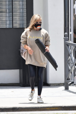 Sarah Michelle Gellar is seen at her Yoga Class 23.06.2020