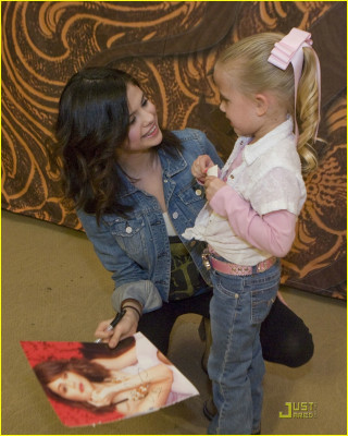photo 3 in Selena Gomez gallery [id261365] 2010-05-05 00:00:00
