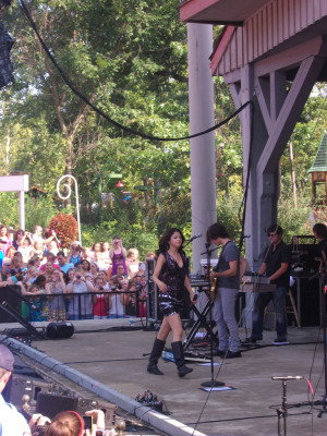 photo 19 in Selena Gomez gallery [id308270] 2010-10-27 00:00:00