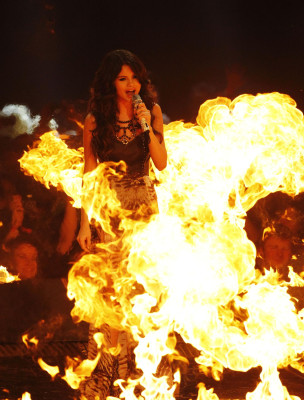 photo 17 in Selena Gomez gallery [id438682] 2011-11-21 00:00:00