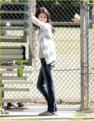 photo 18 in Selena Gomez gallery [id250161] 2010-03-17 00:00:00