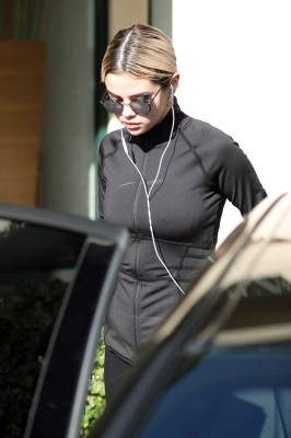 Selena Gomez Hits the gym in LA 12/19/2017