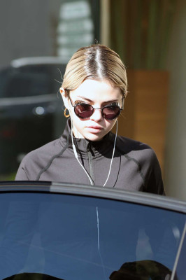 Selena Gomez Hits the gym in LA 12/19/2017