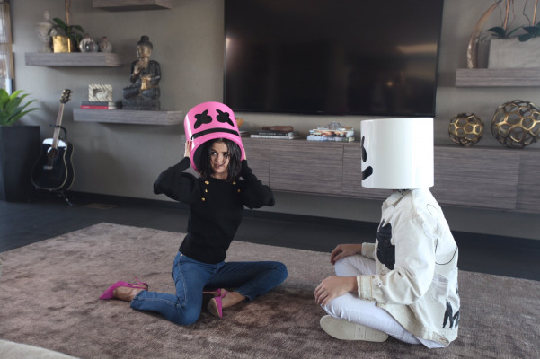 Selena Gomez - Selena Gomez x Marshmello - Wolves (2017)