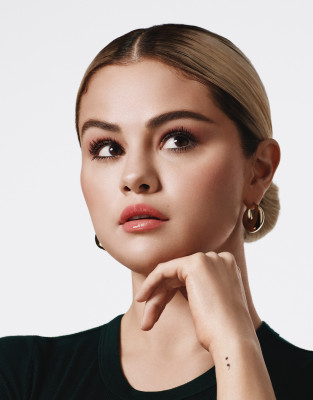 Selena Gomez - Rare Beauty &#039;Perfect Strokes Universal Volumizing Mascara&#039; (2021)