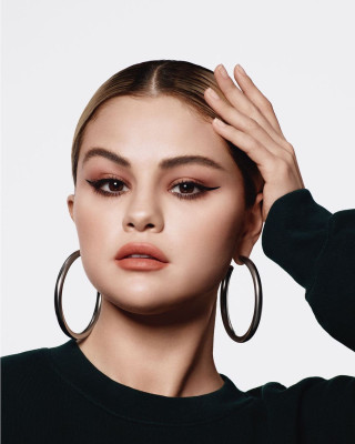 Selena Gomez - Rare Beauty &#039;Perfect Strokes Universal Volumizing Mascara&#039; (2021)