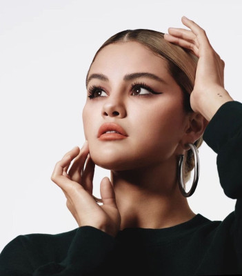 Selena Gomez - Rare Beauty &#039;Perfect Strokes Universal Volumizing Mascara&#039; (2021)