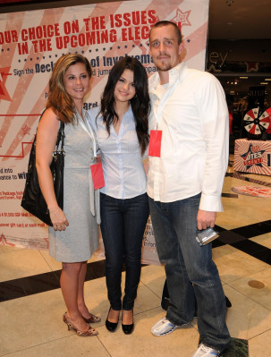 photo 18 in Selena Gomez gallery [id257173] 2010-04-16 00:00:00
