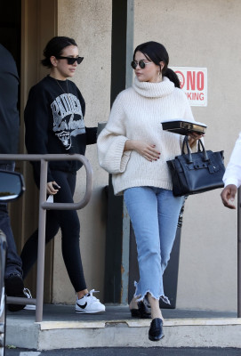 Selena Gomez - Hugos Restaurant in Los Angeles 12/31/2018