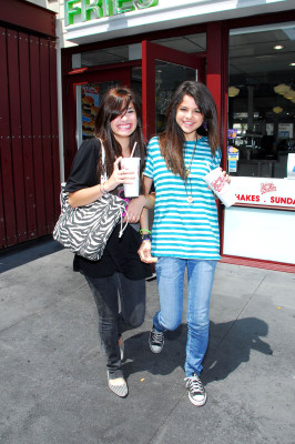 photo 14 in Selena Gomez gallery [id265663] 2010-05-21 00:00:00