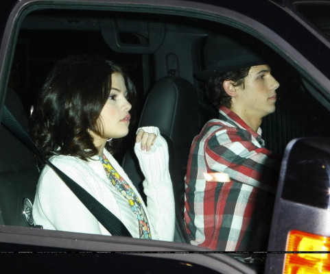 photo 16 in Selena Gomez gallery [id257175] 2010-04-16 00:00:00