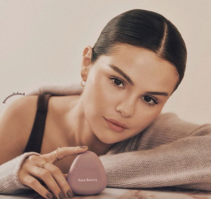 Selena Gomez – Rare Beauty Find Comfort Body Collection