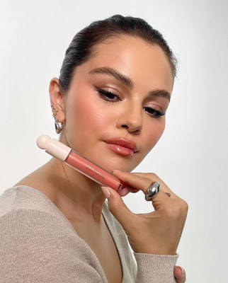 Selena Gomez – Rare Beauty Lip Gloss 2025 Campaign