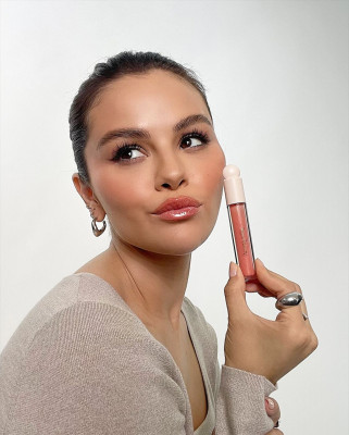 Selena Gomez – Rare Beauty Lip Gloss 2025 Campaign