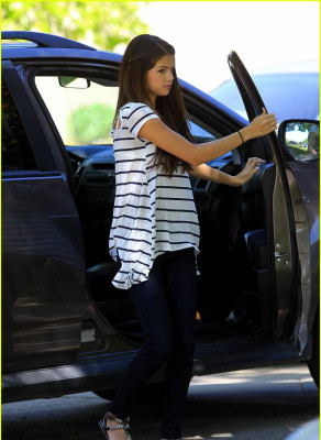photo 22 in Selena Gomez gallery [id400039] 2011-06-06 00:00:00