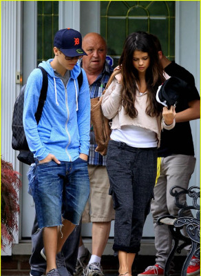 photo 21 in Selena Gomez gallery [id400335] 2011-06-07 00:00:00
