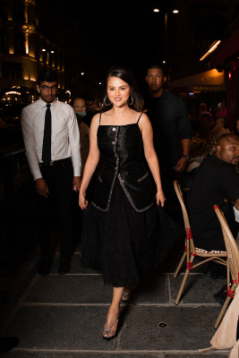 Selena Gomez - Crillon Hotel in Paris 07/08/2022