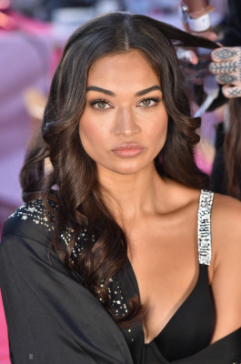 Shanina Shaik – Victoria’s Secret Fashion Show Backstage 2018 