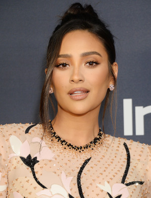 Shay Mitchell - 2020 InStyle and Warner Bros Golden Globes Party || 05.01.2020