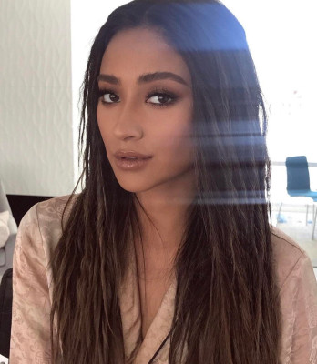 Shay Mitchell pic #956323