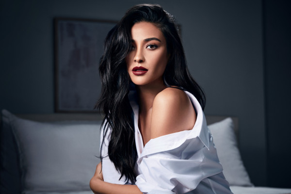 Shay Mitchell-Buxom 2018