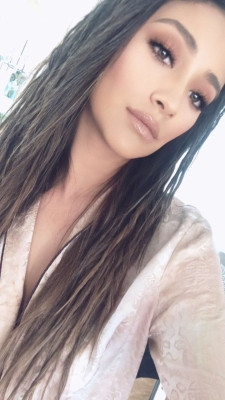 Shay Mitchell pic #956326