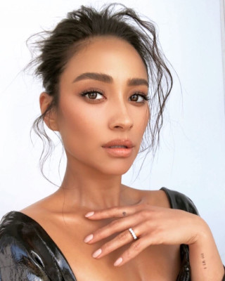 OliviaMunn and ShayMitchell – Harper’s Bazaar Vietnam 7th Anniversary Issue 2018