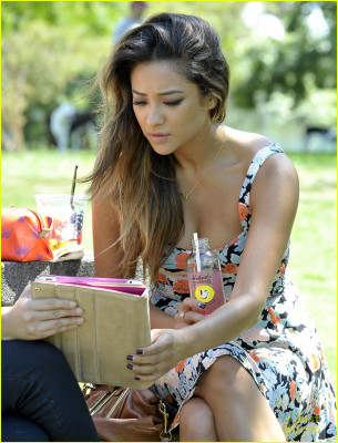 Shay Mitchell pic #696092