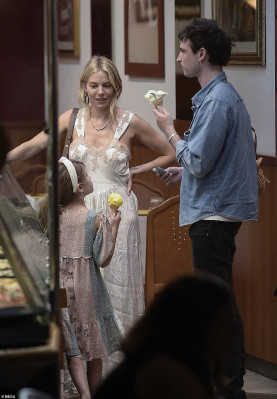 Sienna Miller pic #1195268