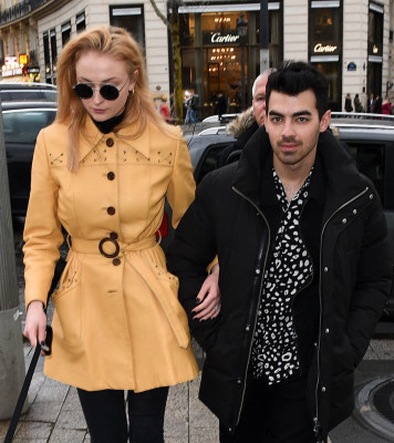 Sophie Turner – Sightseeing in Paris