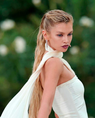 Stella Maxwell from the Damiani Belle Époque High Jewelry collection