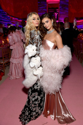 Stella Maxwell	 – 2019 Met Gala