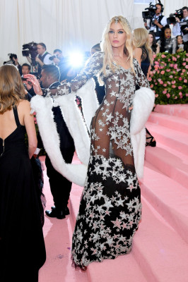 Stella Maxwell	 – 2019 Met Gala
