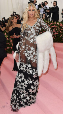 Stella Maxwell	 – 2019 Met Gala