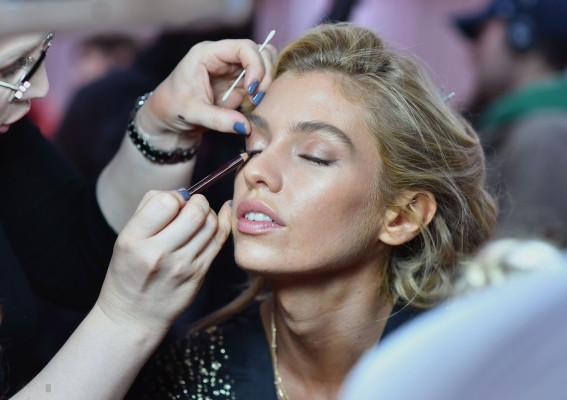 Stella Maxwell – Victoria’s Secret Fashion Show Backstage 2018