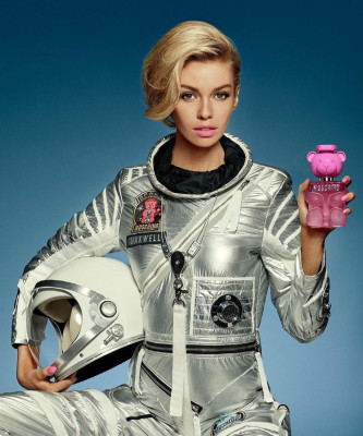 Stella Maxwell by Jeremy Scott for Moschino &#039;Toy 2 Bubble Gum&#039; 2021