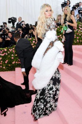 Stella Maxwell	 – 2019 Met Gala