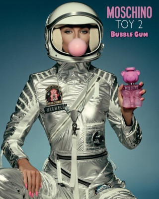 Stella Maxwell by Jeremy Scott for Moschino &#039;Toy 2 Bubble Gum&#039; 2021