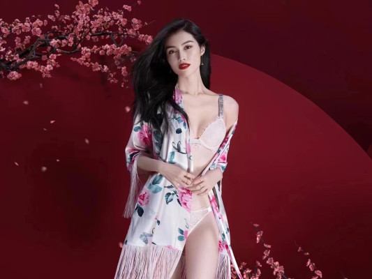 Sui He for Victoria&#039;s Secret // 2021