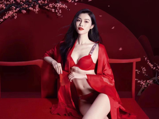 Sui He for Victoria&#039;s Secret // 2021