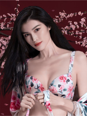 Sui He for Victoria&#039;s Secret // 2021
