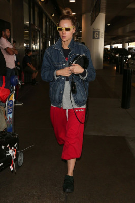 Suki Waterhouse at Los Angeles International Airport 09/12/2018  Read more: http