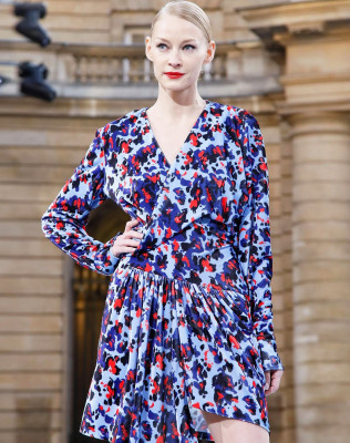 Светлана Ходченкова на подиуме показа L&#039;Oreal Paris в Париже // 30.09.2019