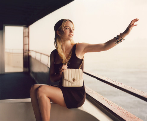 Sydney Sweeney by Jamie Hawkesworth for Tory Burch &#039;Kira&#039; FW 2022 Campaign