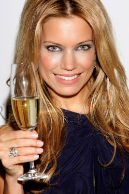Sylvie Van Der Vaart pic #356699