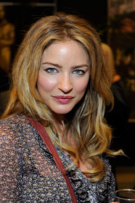 Красотка Tabrett Bethell 