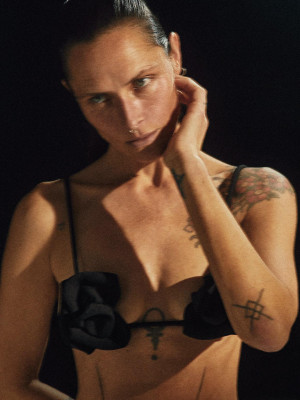 Tasha Tilberg ~ Elle Italia Agosto 2023 by Xavi Gordo